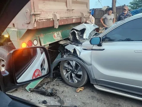 Đằng sau những bức ảnh TNGT: Chủ quan với phanh tự động, tài xế Beijing X7 đâm thẳng đuôi xe tải