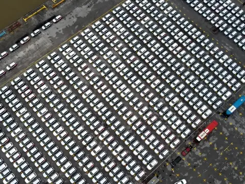 Phát triển nhất thế giới nhưng ngành công nghiệp ô tô Trung Quốc đang đối mặt với nút thắt nghiêm trọng, ông lớn mạnh tay chi tiền để tự “giải cứu” mình