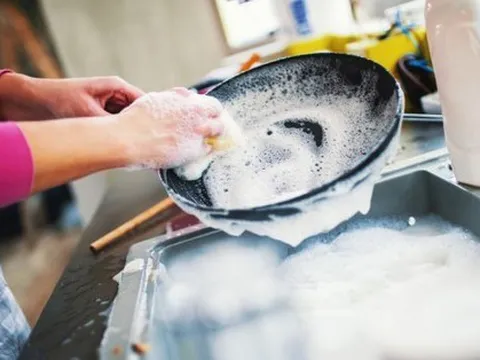 Thứ trong nhà bẩn hơn bồn cầu nhưng không phải ai cũng biết làm sạch đúng cách