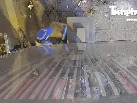 Lộ nguyên nhân nhân viên công ty môi trường lật úp nhiều thùng rác hiện đại