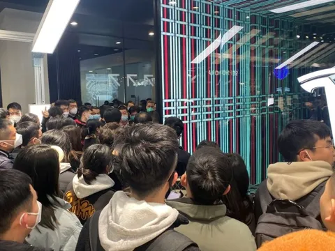 Giảm giá 2 lần trong 3 tháng, đám đông bất bình tụ tập tại nhiều cửa hàng xe Tesla tại Trung Quốc