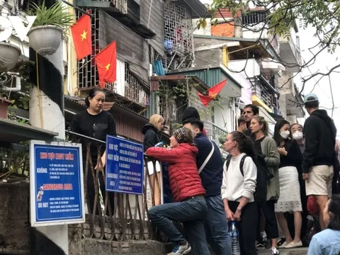 "Cà phê đường tàu" ở Hà Nội vẫn mở cửa đón khách Tây bất chấp có chốt trực