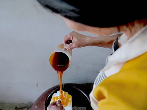 Cả làng đỏ lửa nấu mật ngày đêm vẫn 'cháy hàng' dịp Tết