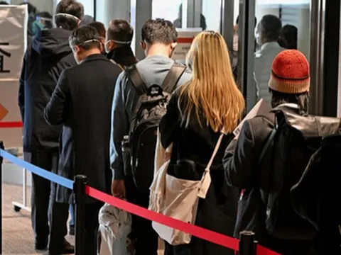 Nhật Bản: Số ca mắc COVID-19 hằng ngày gần chạm mốc 100.000