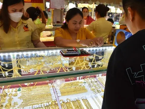 Giá vàng hôm nay 10-1: Tăng tiếp khi đồng USD bị bán tháo