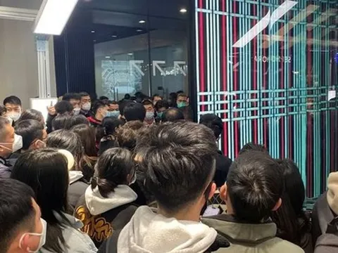 Chuyện gì đây: Khách hàng làm loạn tại showroom của Tesla, hô to ‘trả lại tiền cho chúng tôi’