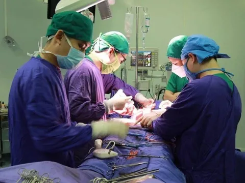 Choáng váng khối u nặng 6 kg, chiếm gần hết ổ bụng bệnh nhân