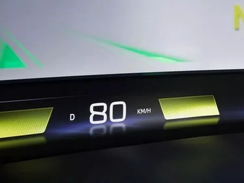 BMW hé lộ màn hình siêu dài, dẹt và không có vách ngăn