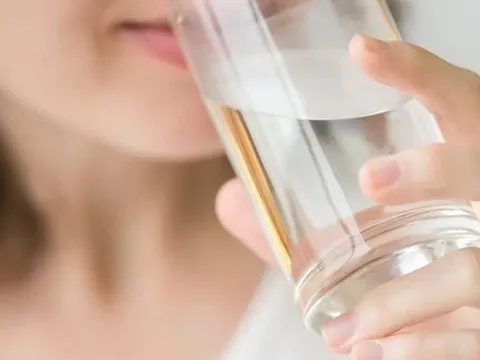 Uống nước có giúp ngăn chặn quá trình lão hóa không?