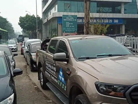 Hà Nội: Loạt trung tâm đăng kiểm đóng cửa, tài xế đổ dồn xếp hàng từ 3 giờ sáng