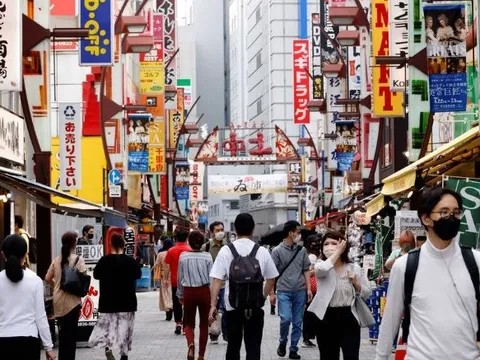 Đi ngược xu hướng sa thải hàng loạt, các công ty tại quốc gia này đang đua tăng lương cho nhân viên, cao nhất đến 40%