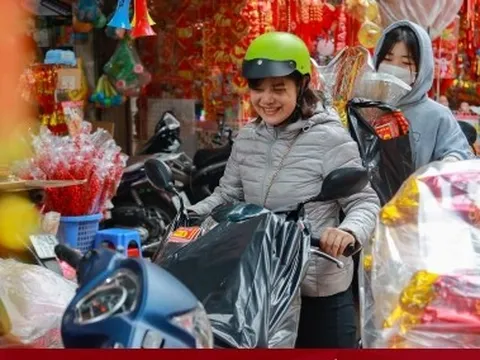 Người Hà Nội tất bật sắm lễ cúng ông Công, ông Táo