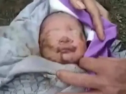 Hà Tĩnh: Phát hiện bé gái sơ sinh bên cống nước