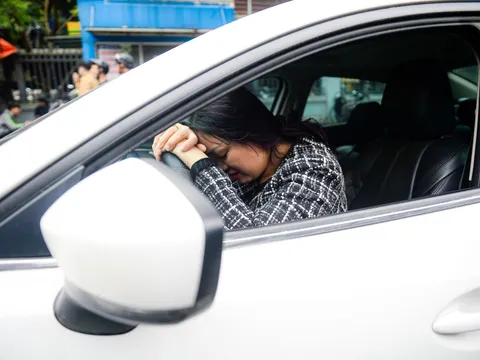 CLIP: Chờ đợi đăng kiểm quá lâu, tài xế mệt mỏi ngủ gục trên vô lăng