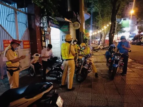 Kiểm tra xe dù ở quận 1, phát hiện lượng hàng "khủng" bất minh