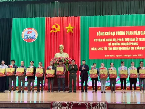 Đại tướng Phan Văn Giang tặng quà gia đình chính sách tỉnh Bình Định