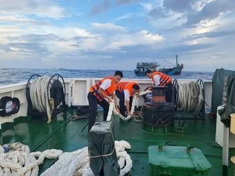 Tàu 474 cứu kéo tàu cá Bình Định bị gãy trục chân vịt về bờ an toàn