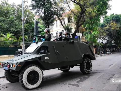 Xe bóc thép diễu hành trong ngày Công an Hà Nội ra quân dịp Tết