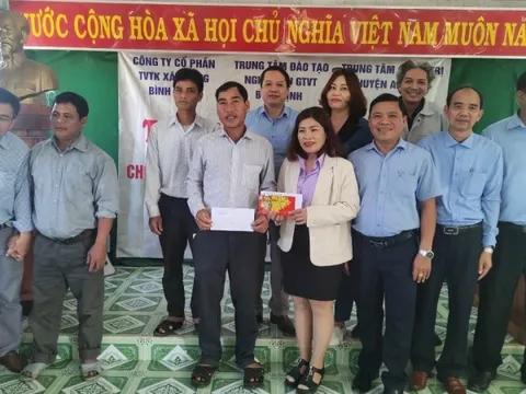 Trao 75 suất quà hỗ trợ người đồng bào dân tộc thiểu số ở Bình Định đón tết