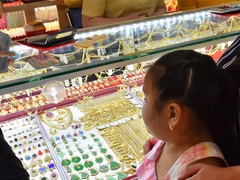 Giá vàng hôm nay 11-1: Nóng lên khi dự báo kinh tế thế giới bị cắt giảm