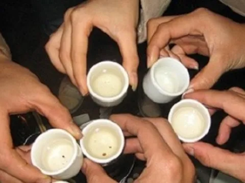 Bác sĩ cảnh báo ngộ độc rượu dịp Tết: Tỷ lệ tử vong do rượu giả rất cao