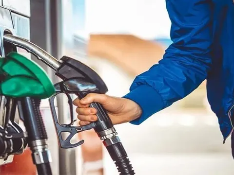 Giá xăng giữ nguyên, dầu giảm 520 đồng/lít