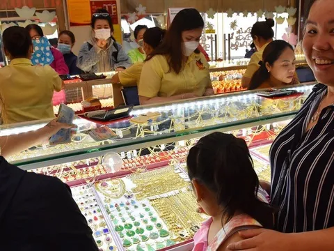 Giá vàng hôm nay 12-1: Tăng tốc rồi bất ngờ lao xuống