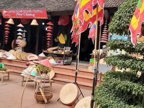 Điêu luyện nghệ thuật chế tác ẩn giấu trong chiếc nón Làng Chuông