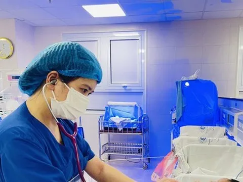 Cứu bé thủng ruột từ bào thai, mắc căn bệnh chỉ 1/35.000 trẻ sinh ra có thể sống