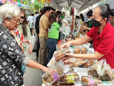 Chuyện lạ: Gà đông tảo Hưng Yên, cá kho làng Vũ Đại, mắm Huế, khô Nam Bộ... bán chậm ở TP.HCM