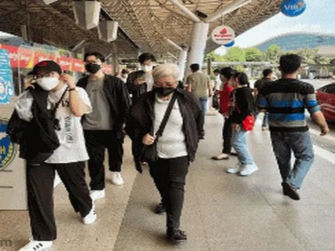 Đông nghịt người về quê đón Tết ở sân bay Tân Sơn Nhất