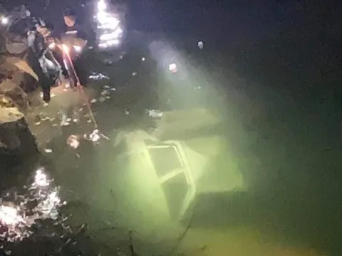 Sau khi mất liên lạc với gia đình, phát hiện ôtô cùng thi thể người đàn ông dưới sông