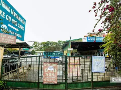 Cận cảnh cửa đóng, then cài của các trung tâm đăng kiểm ở Hà Nội