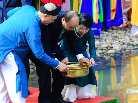 Chủ tịch nước thả cá chép tiễn ông Công, ông Táo tại dòng sông cổ