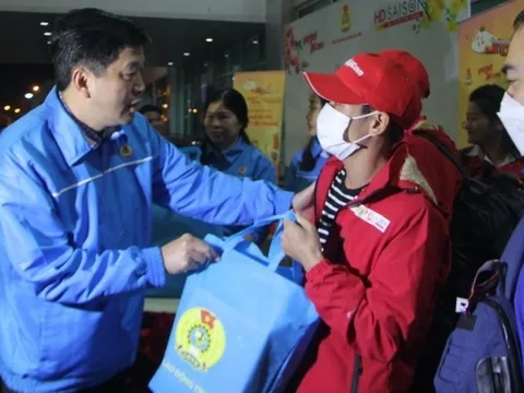 Nam công nhân nghẹn ngào khi về quê ăn Tết sau hơn 10 năm xa quê