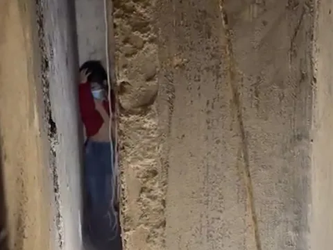 Giải cứu bé gái 9 tuổi rơi từ tầng 2, mắc kẹt giữa khe tường 25 cm