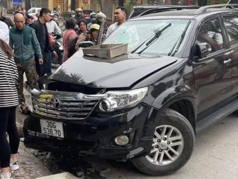 Đằng sau những bức ảnh TNGT: Toyota Fortuner biến dạng vì đâm vào cột điện và biển báo giao thông