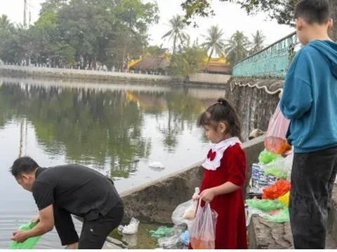 Cá chép tiễn ông Công ông Táo chết hàng loạt, sư thầy đi dọn rác ven hồ