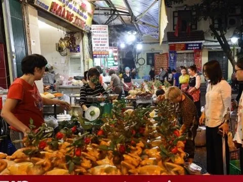 Khách cúng ông Công ông Táo 2023, chợ 'nhà giàu' Hà Nội tấp nập từ tờ mờ sáng