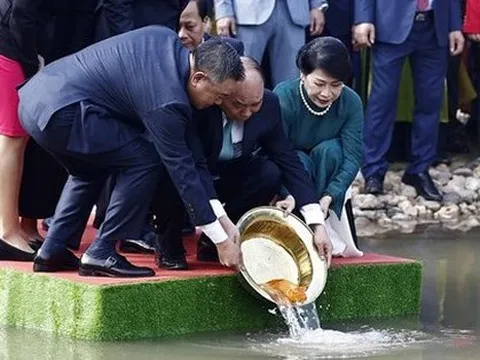 Chủ tịch nước Nguyễn Xuân Phúc và Phu nhân cùng kiều bào thả cá chép tiễn ông Táo