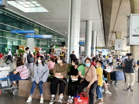 Hàng ngàn người đứng, ngồi ở sân bay Tân Sơn Nhất chờ đón Việt kiều