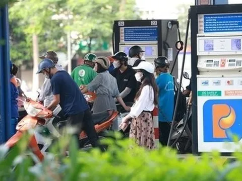 Giá xăng giữ nguyên, dầu giảm mạnh từ chiều 11/1