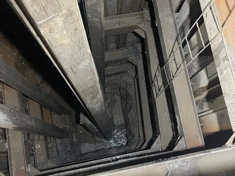 Đã nhổ được ống vách D1600 để tìm thi thể bé trai lọt vào trụ bê tông