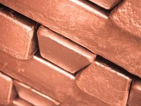 Dự trữ kim loại giảm một nửa trên toàn cầu