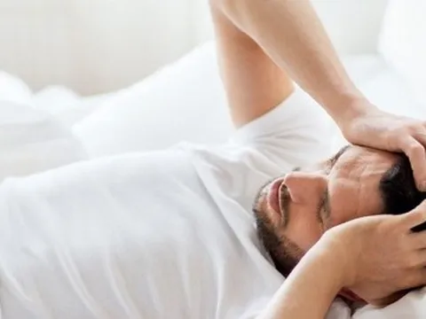 Thói quen uống rượu không ăn đi ngủ ngay khiến nhiều người trẻ tổn thương não