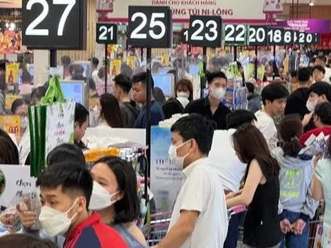 Xếp hàng dài chờ thanh toán lúc 22 giờ đêm tại các siêu thị, TTTM ở Hà Nội những ngày cận Tết