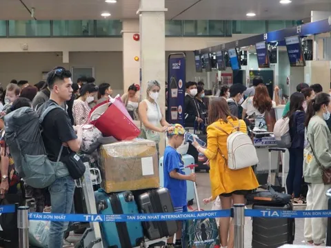 Dòng người xếp hàng dài đợi làm thủ tục ở sân bay Tân Sơn Nhất