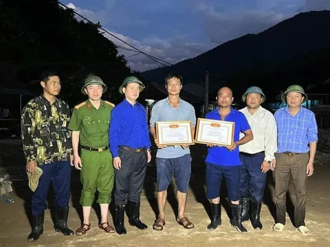 Anh hùng đời thường vượt lũ dữ cứu người