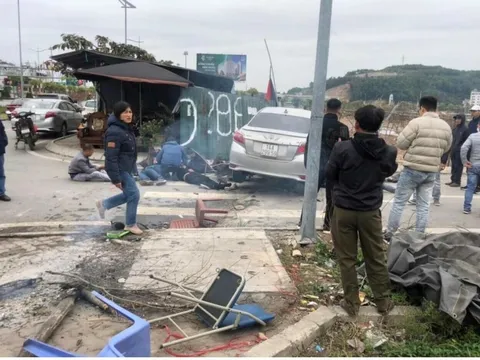 Tài xế bất ngờ rồ ga lao thẳng xe taxi vào 5 người đang sưởi ấm ven đường