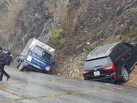 Đằng sau những bức ảnh TNGT: Đổ đèo đường trơn, hãy giảm tốc độ vì an toàn của chính mình